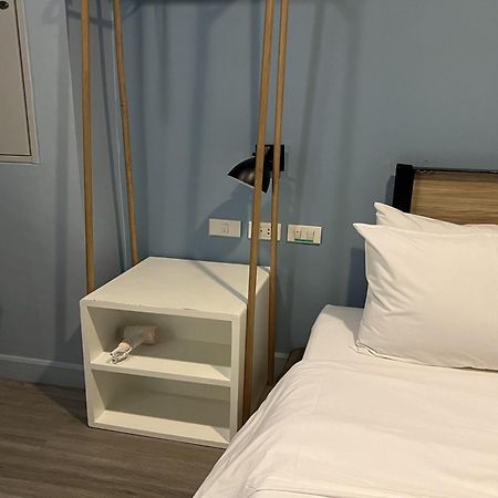 Simply Sleep Hostel Банкок Екстериор снимка