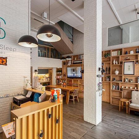 Simply Sleep Hostel Банкок Екстериор снимка