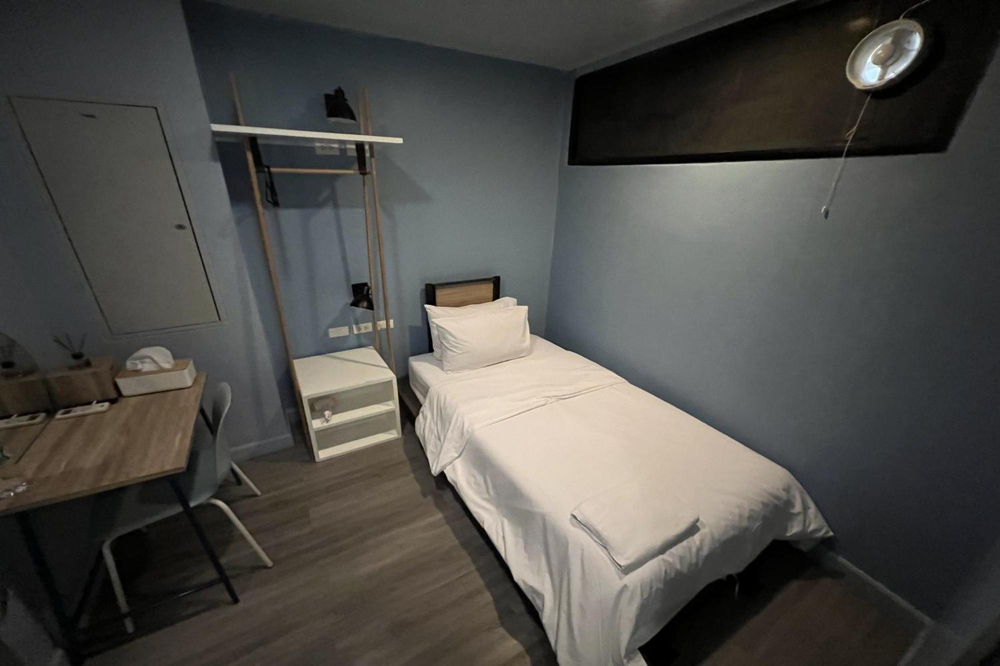 Simply Sleep Hostel Банкок Екстериор снимка