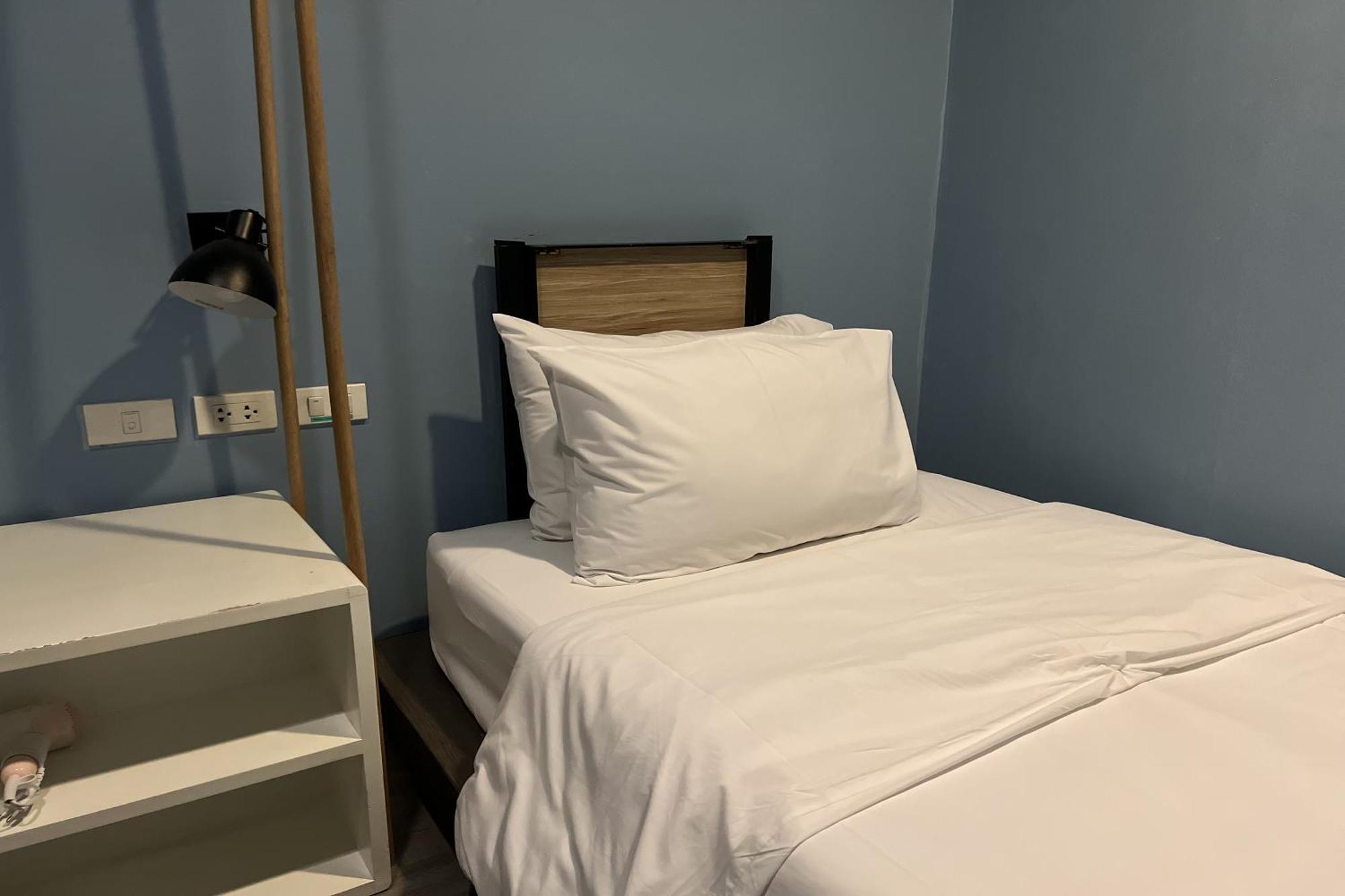 Simply Sleep Hostel Банкок Екстериор снимка