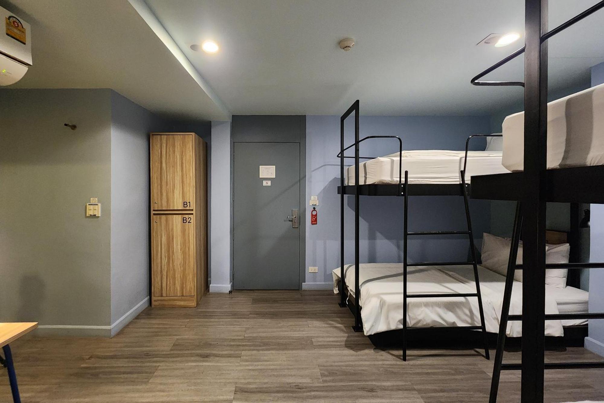 Simply Sleep Hostel Банкок Екстериор снимка