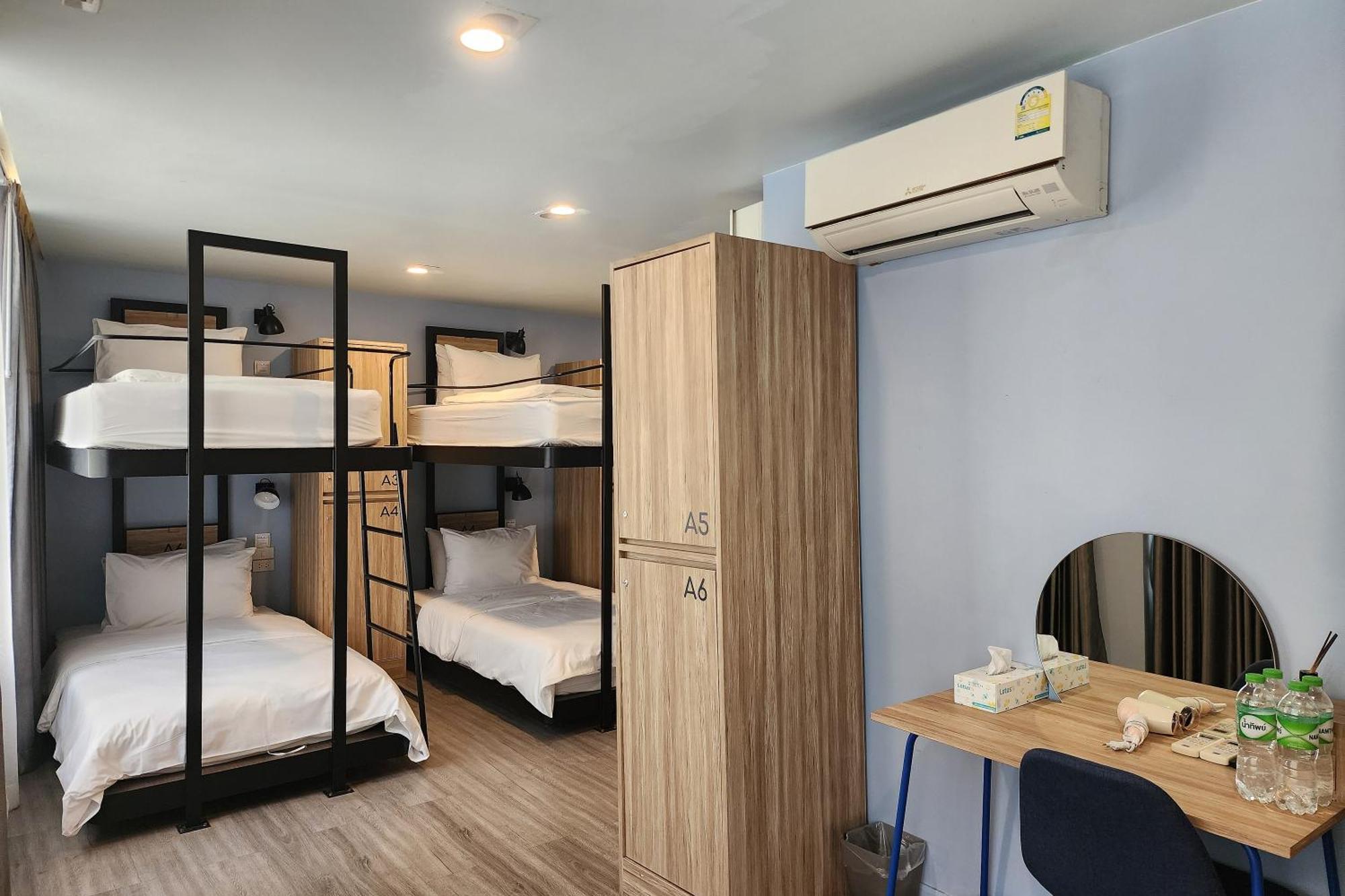 Simply Sleep Hostel Банкок Екстериор снимка