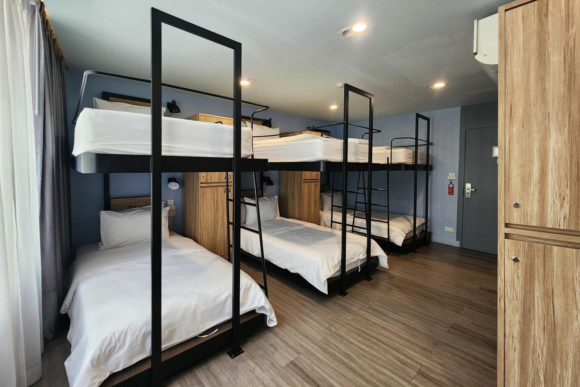 Simply Sleep Hostel Банкок Екстериор снимка