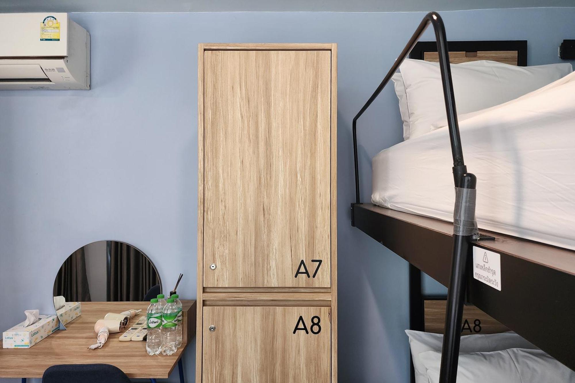 Simply Sleep Hostel Банкок Екстериор снимка