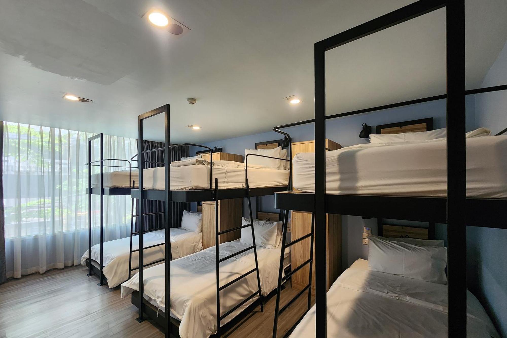 Simply Sleep Hostel Банкок Екстериор снимка