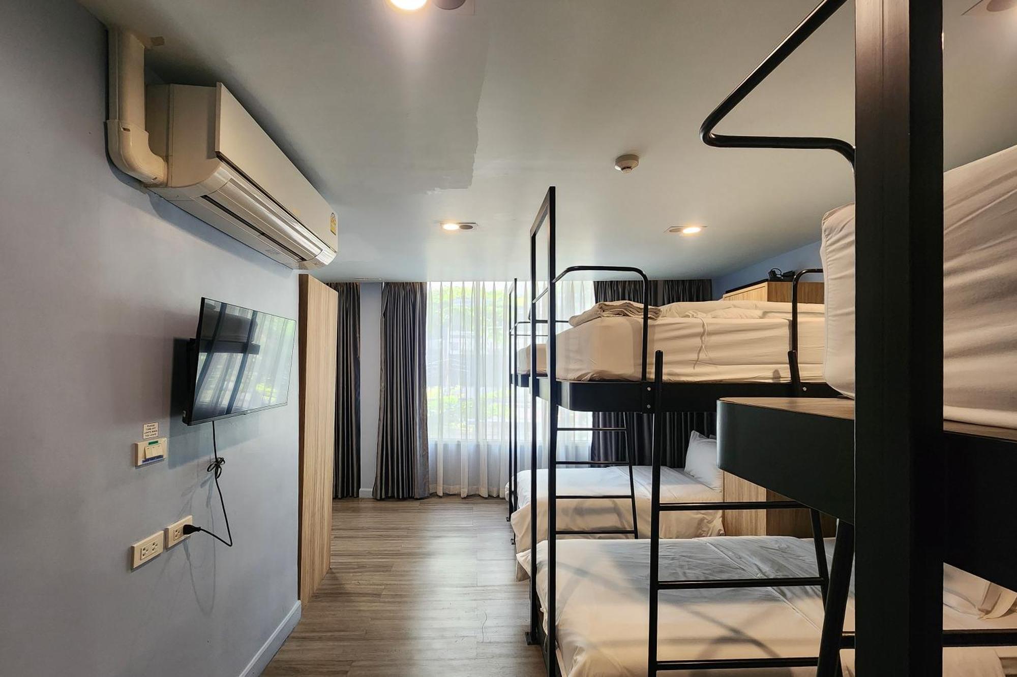 Simply Sleep Hostel Банкок Екстериор снимка
