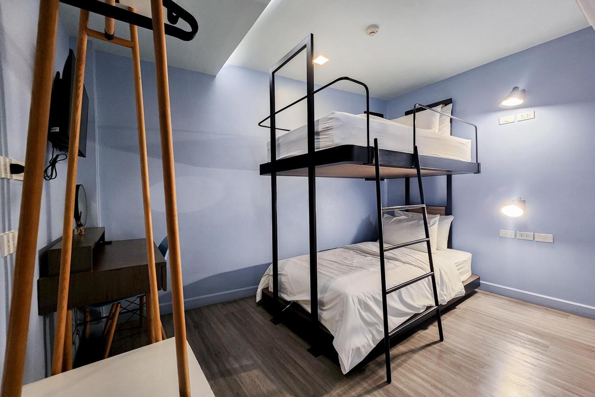 Simply Sleep Hostel Банкок Екстериор снимка
