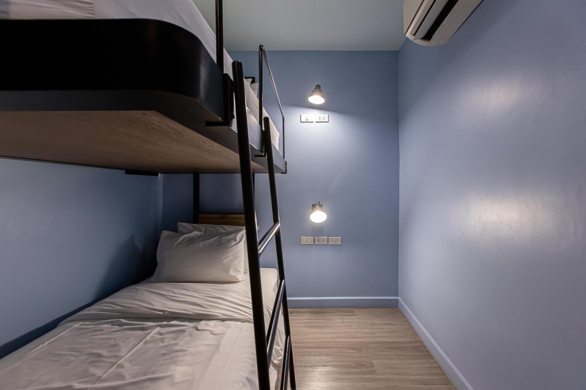 Simply Sleep Hostel Банкок Екстериор снимка
