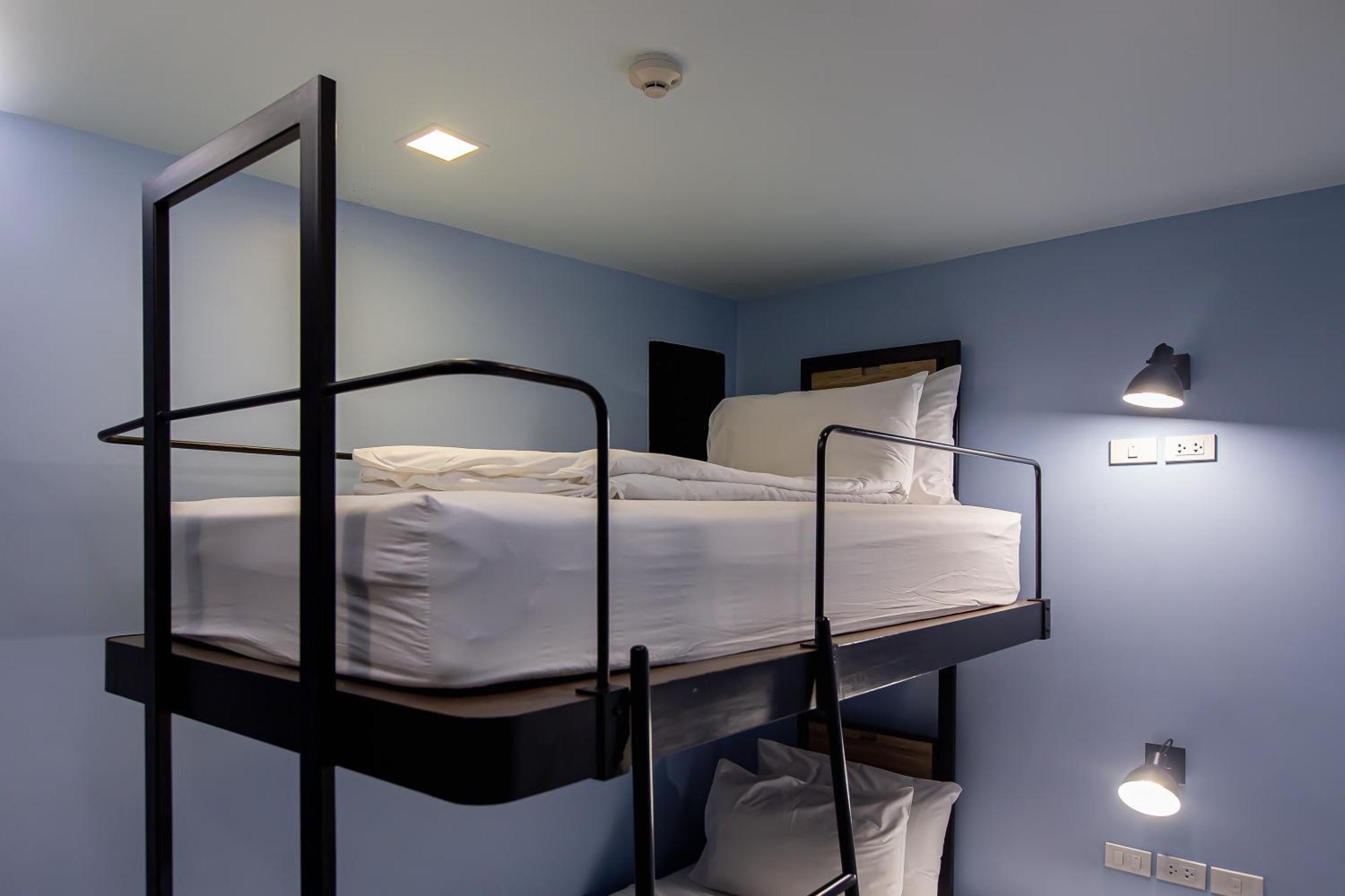 Simply Sleep Hostel Банкок Екстериор снимка