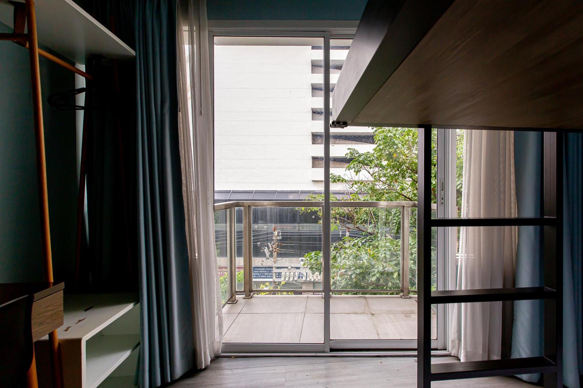 Simply Sleep Hostel Банкок Екстериор снимка