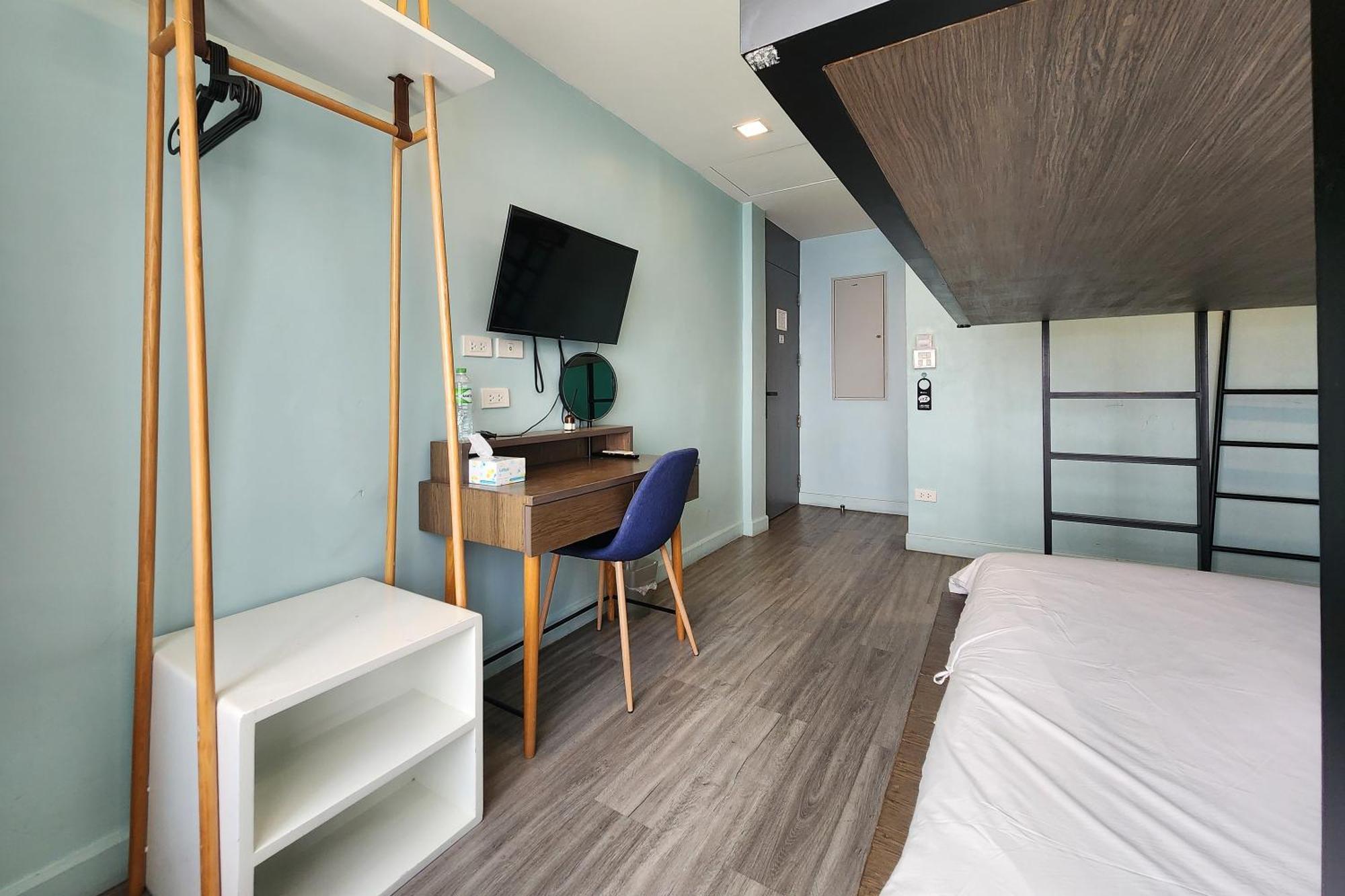 Simply Sleep Hostel Банкок Екстериор снимка