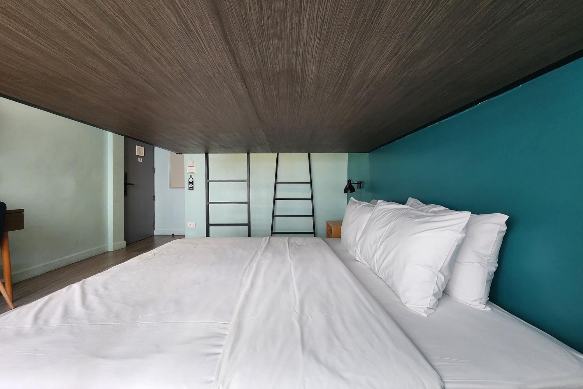 Simply Sleep Hostel Банкок Екстериор снимка