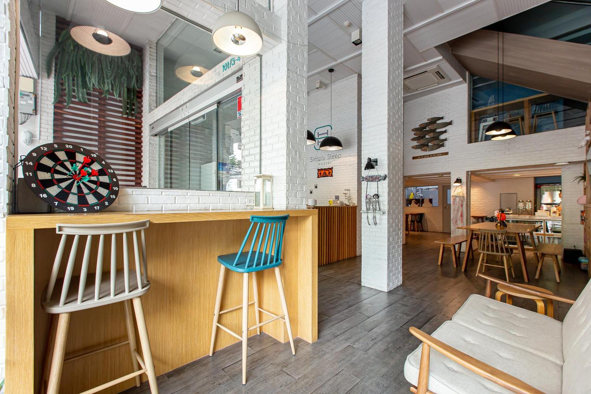 Simply Sleep Hostel Банкок Екстериор снимка