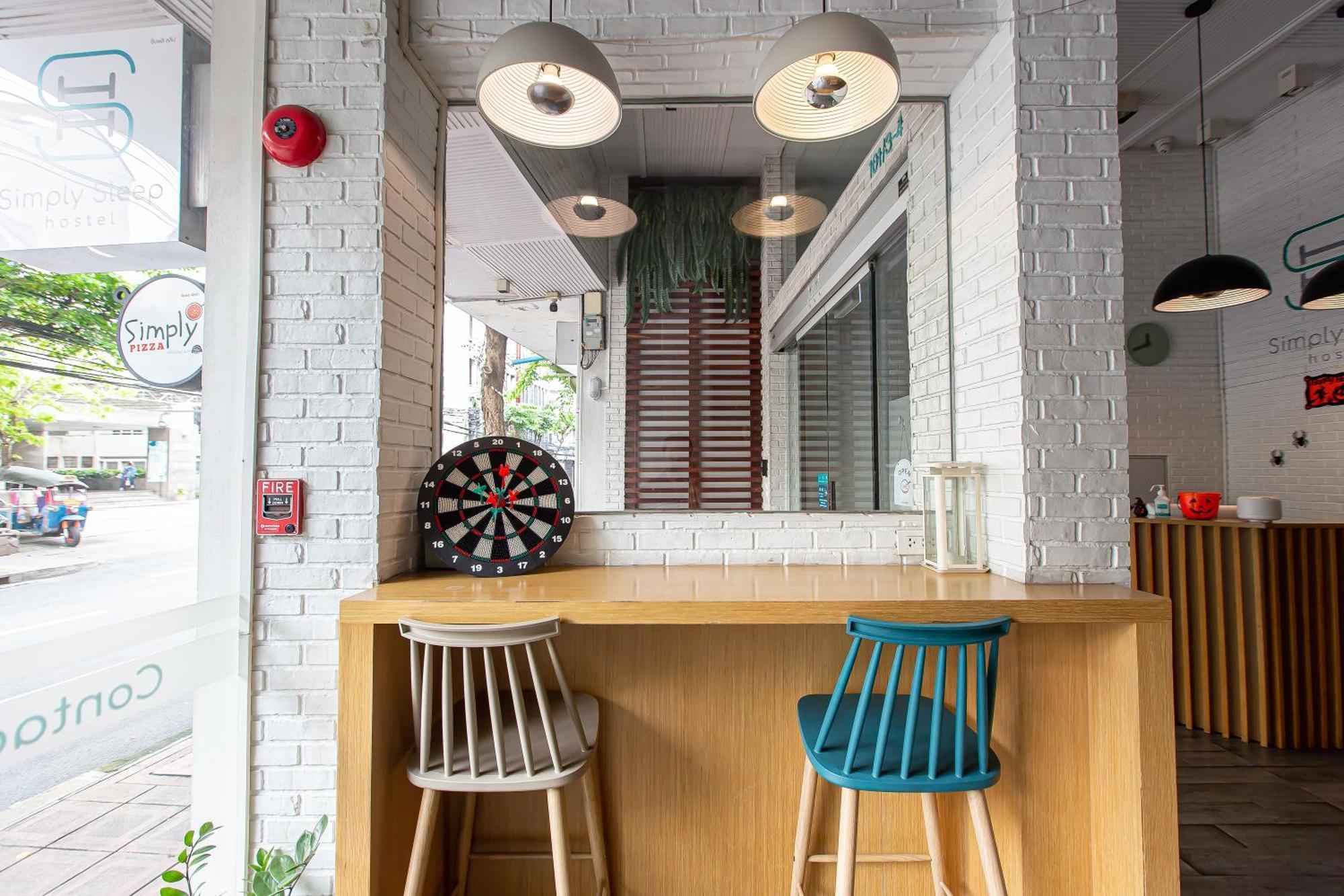 Simply Sleep Hostel Банкок Екстериор снимка