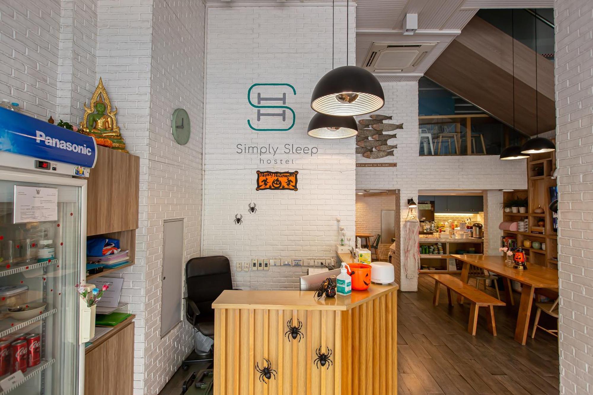 Simply Sleep Hostel Банкок Екстериор снимка