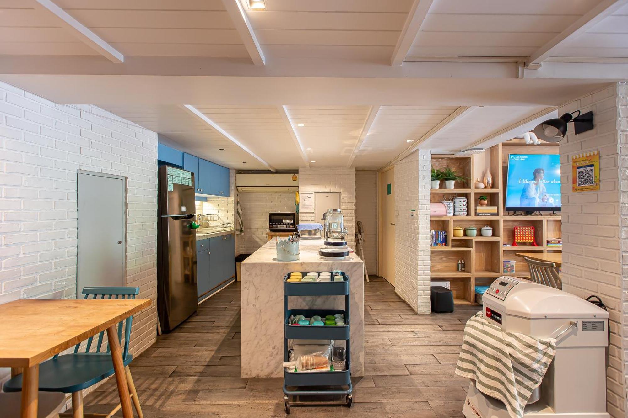 Simply Sleep Hostel Банкок Екстериор снимка