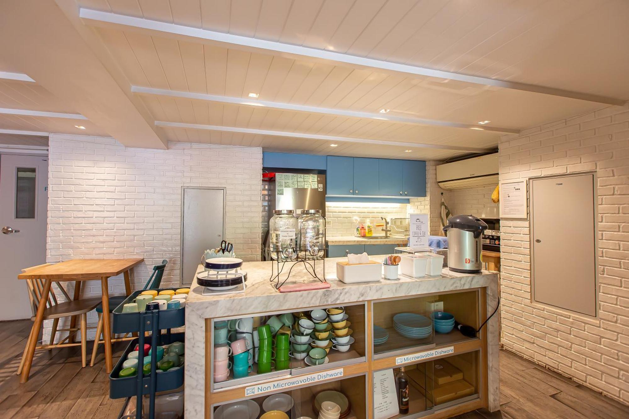 Simply Sleep Hostel Банкок Екстериор снимка